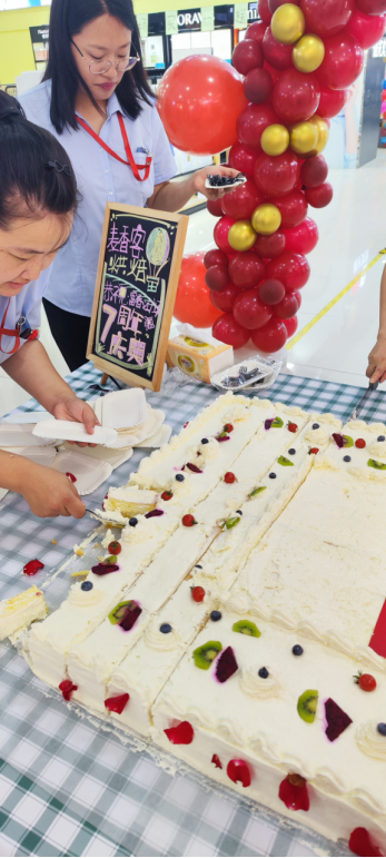 金沙9001cc以诚为本富春江购物广场7周年店庆蛋糕齐分享