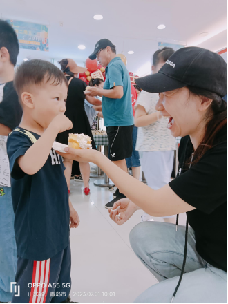 金沙9001cc以诚为本富春江购物广场7周年店庆蛋糕齐分享